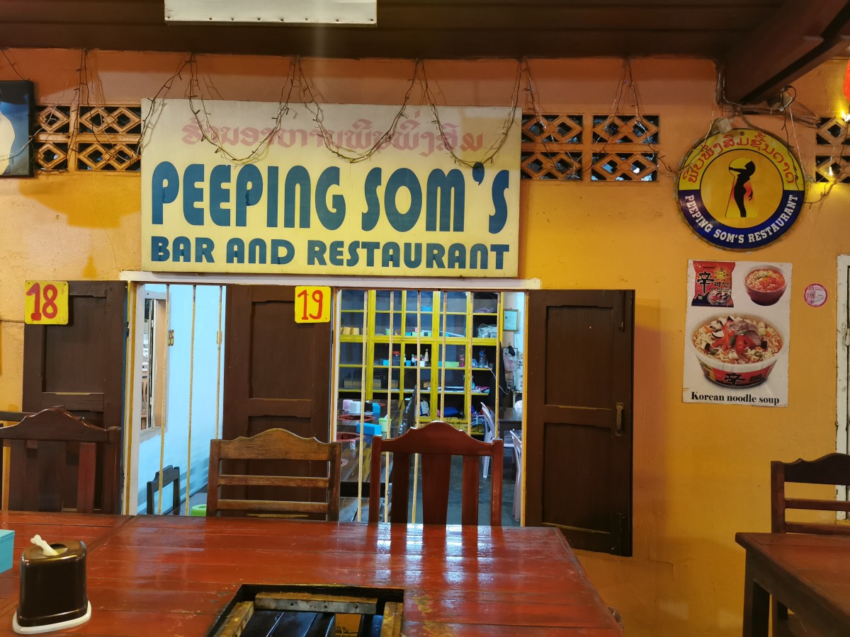 Peeping Som's